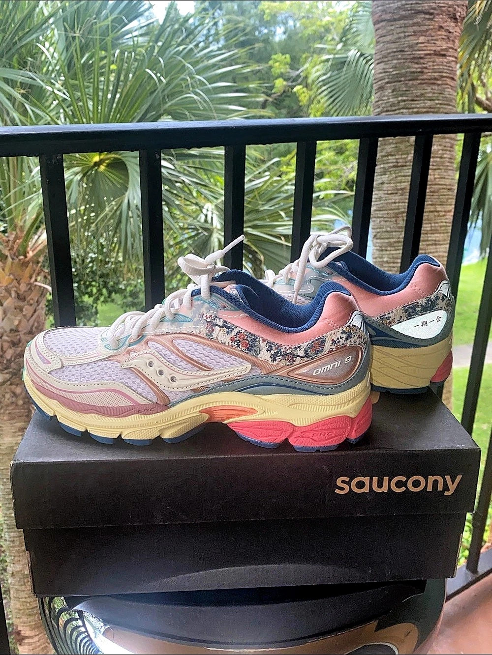 Saucony ProGrid Omni 9 Kissaten Paisley Sneakers Pink & Blue (WOMEN 7 and M 5.5)